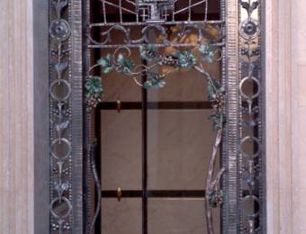 Porte en fer forgé richement décoré