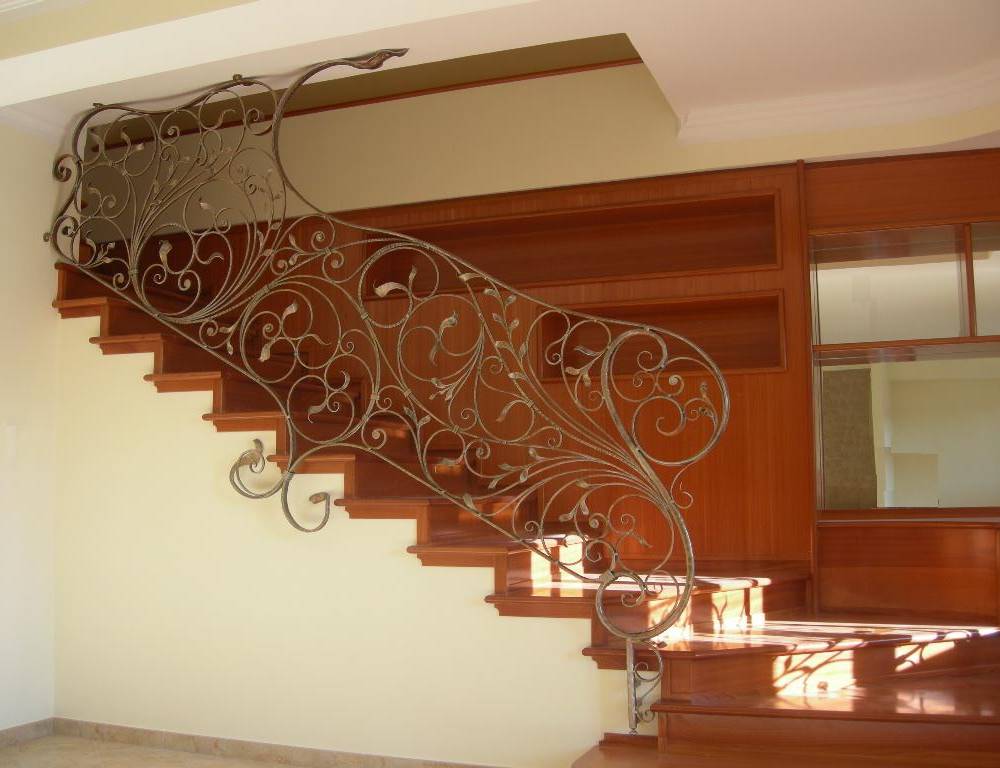 Escalier en fer forgé avec crochets au plafond