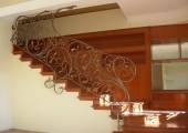 Escalier en fer forgé avec crochets au plafond