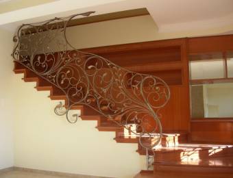 Escalier en fer forgé avec crochets au plafond