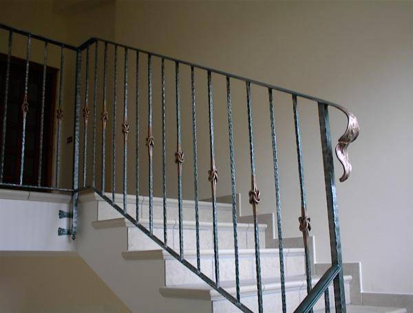 Garde-corps d'escalier en fer forgé - ornement martelé avec nœuds 