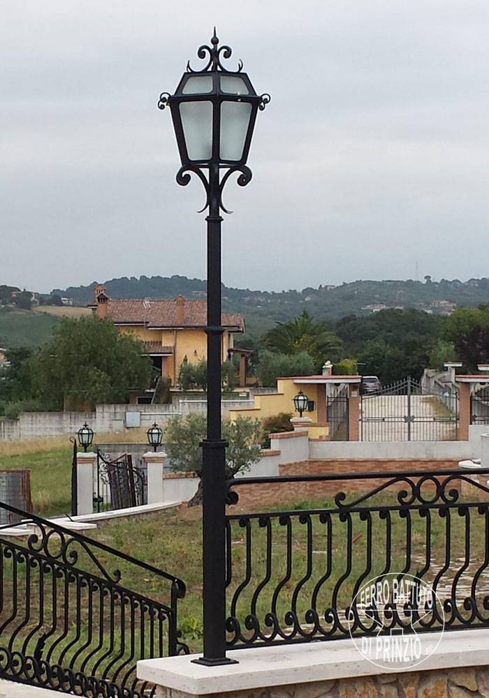 Lampadaire en fer forgé