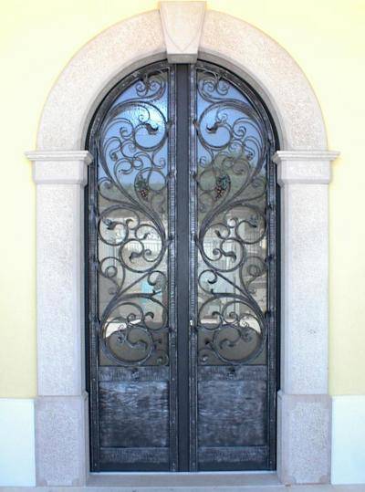 Porte cochère martelée