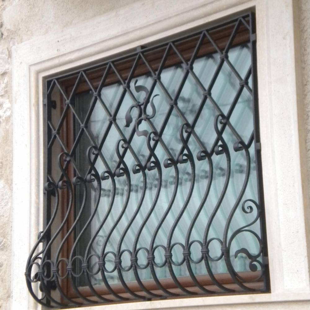 Protection-en-fer-forgé-décoré