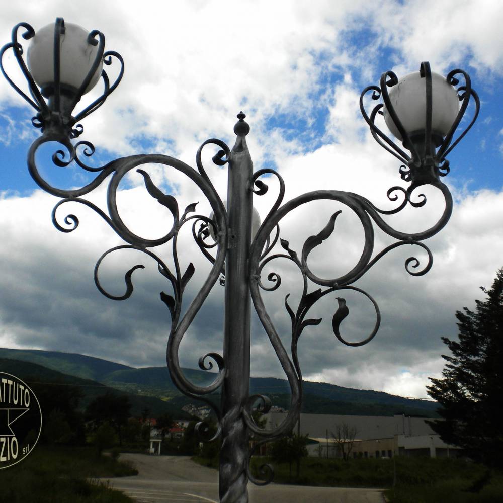 Lampadaire en fer forgé avec trois lumières