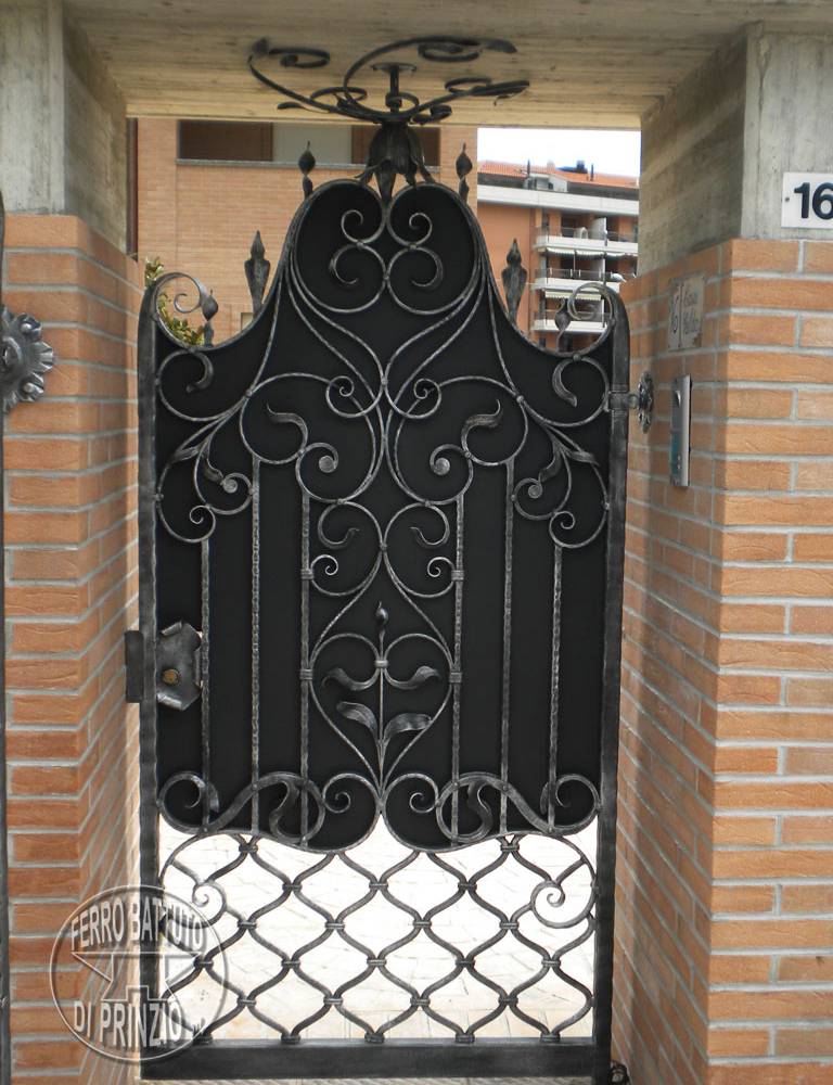 Grille en fer forgé décoré