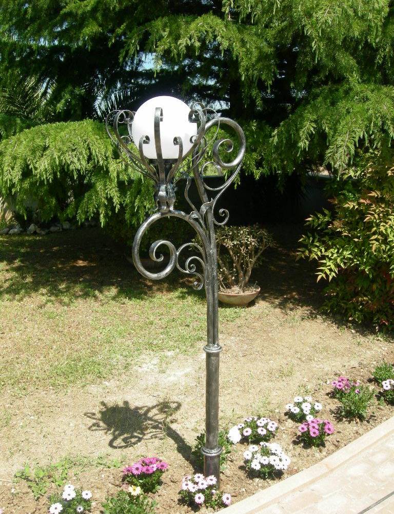 lampadaire-en-fer-forgé-décoré