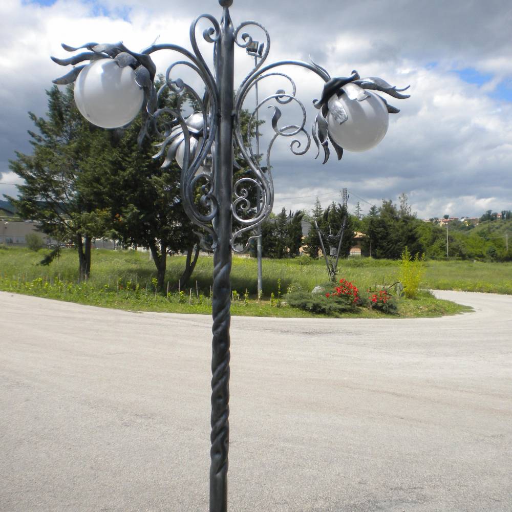 Lampadaire en fer forgé - Trois lumières