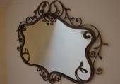 Miroir en fer forgé avec décor classique.jpg