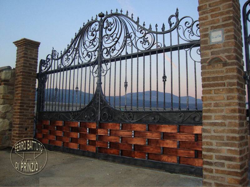 Portail d'entrée avec volute en cuivre