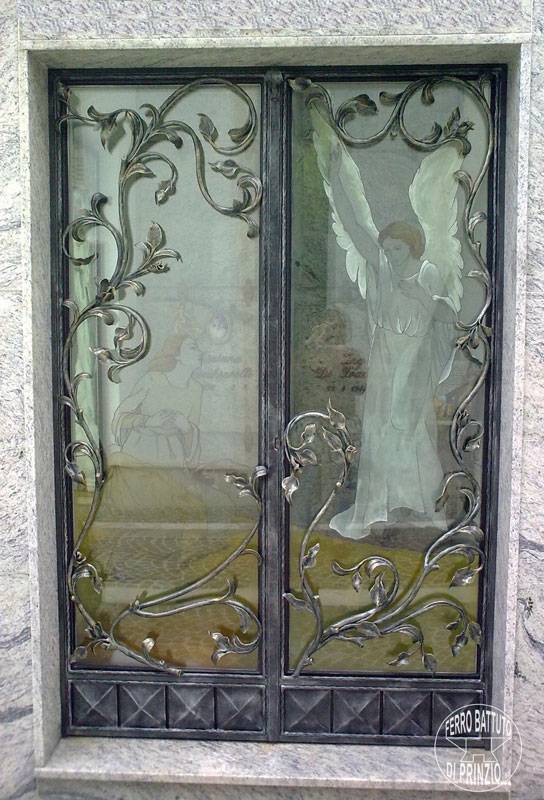 Porte en fer forgé avec décorations d'or