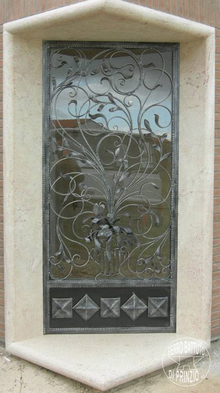 Porte en fer forgé richement décoré