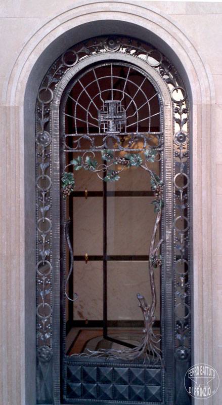 Porte en fer forgé richement décoré